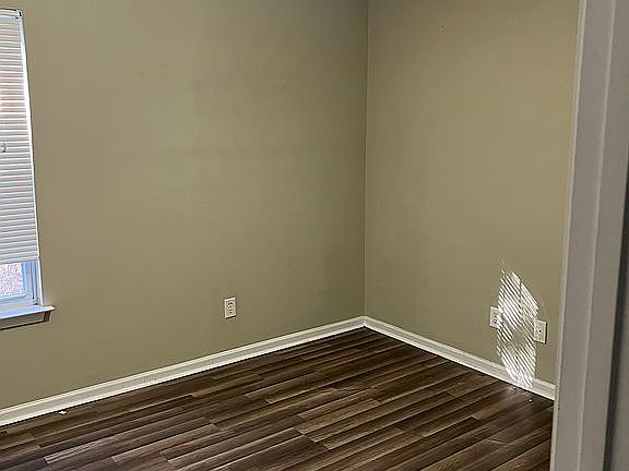 3rd image of 4905 Miami Cres