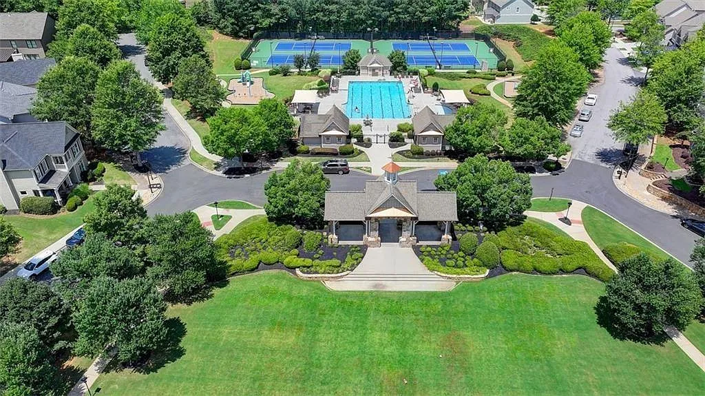 5 bed, 3.0 bath, 3021 sqft, $3,600 — Photo 2