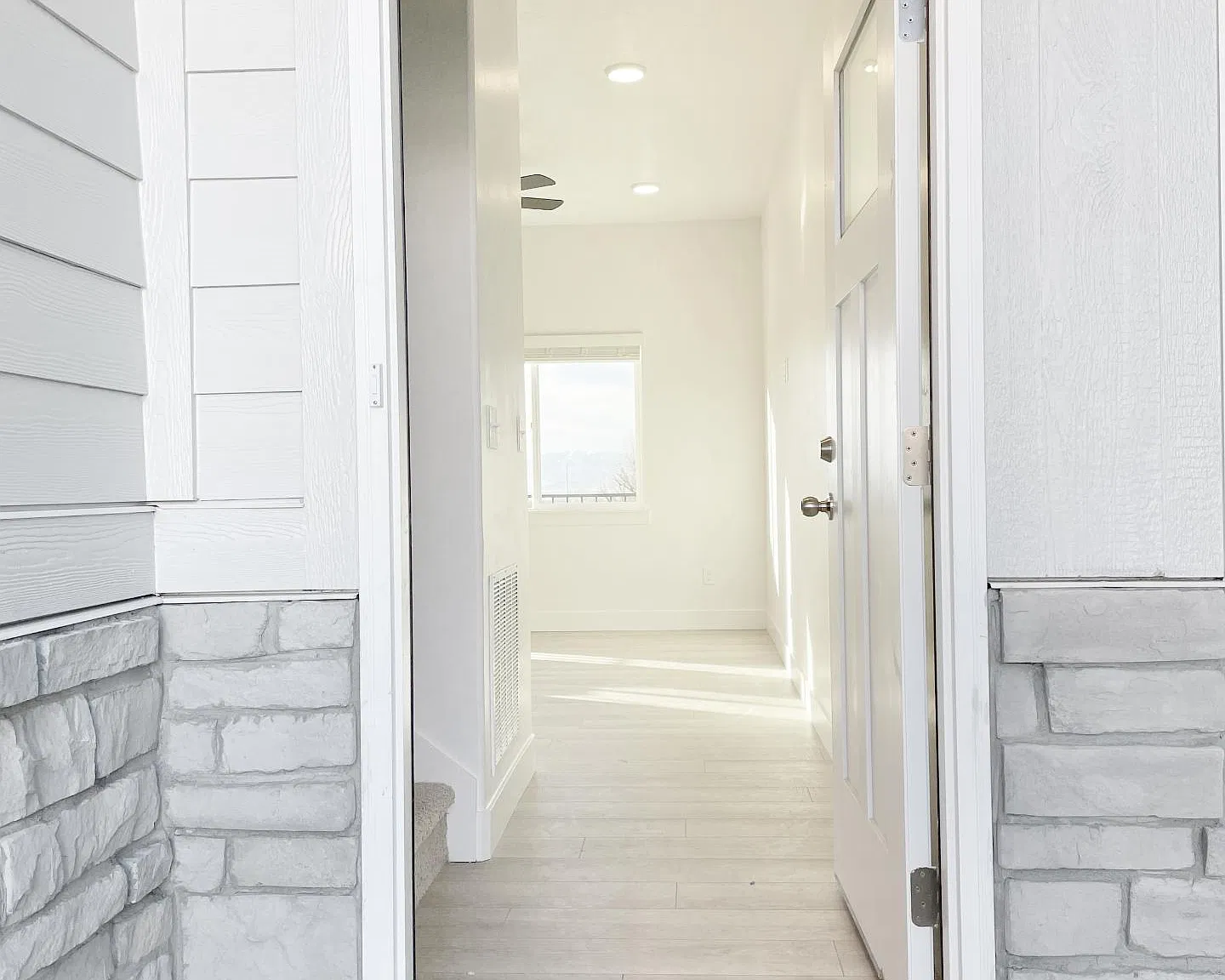 4 bed, 3.5 bath, 2156 sqft, $2,300 — Photo 3