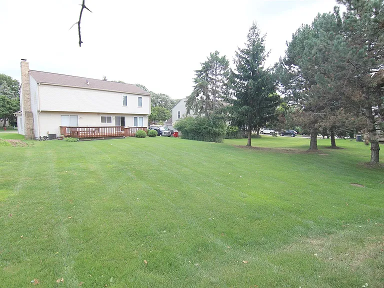 5590 Greenbriar Dr — Photo 2
