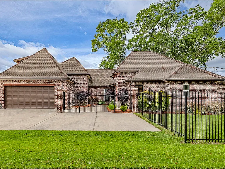 111 Gentle Oak Blvd — Photo 1