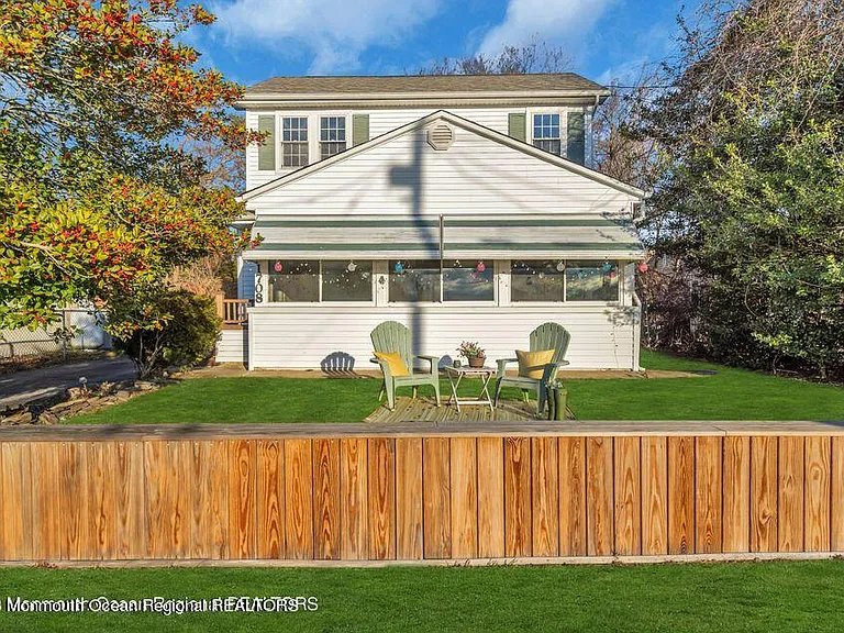 1708 Lake Dr — Photo 2
