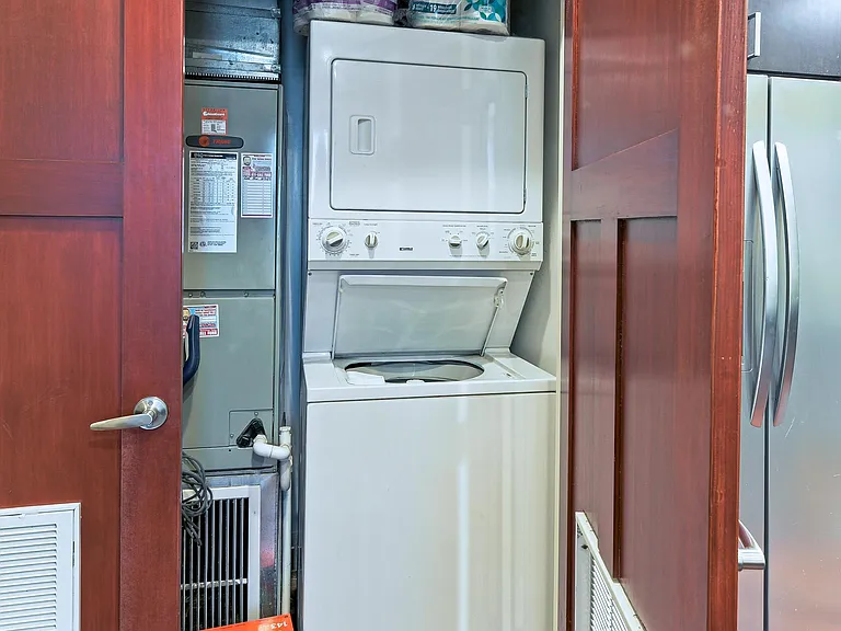 Full washer/dryer laundry unit included.