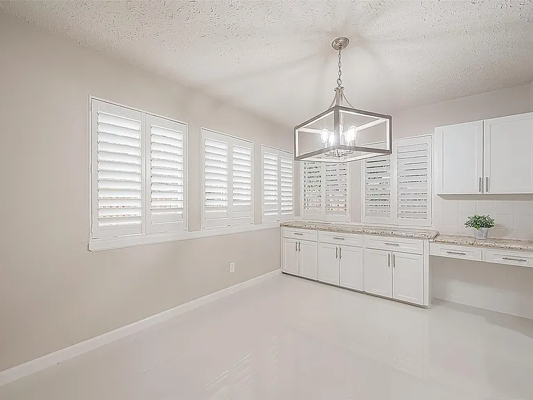 6107 Sanford Rd — Photo 24