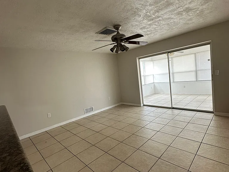 315 Scott Ct — Photo 8