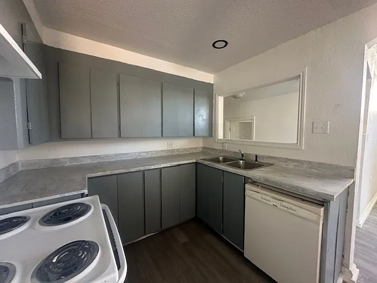 842 S La Salle Dr — Photo 9