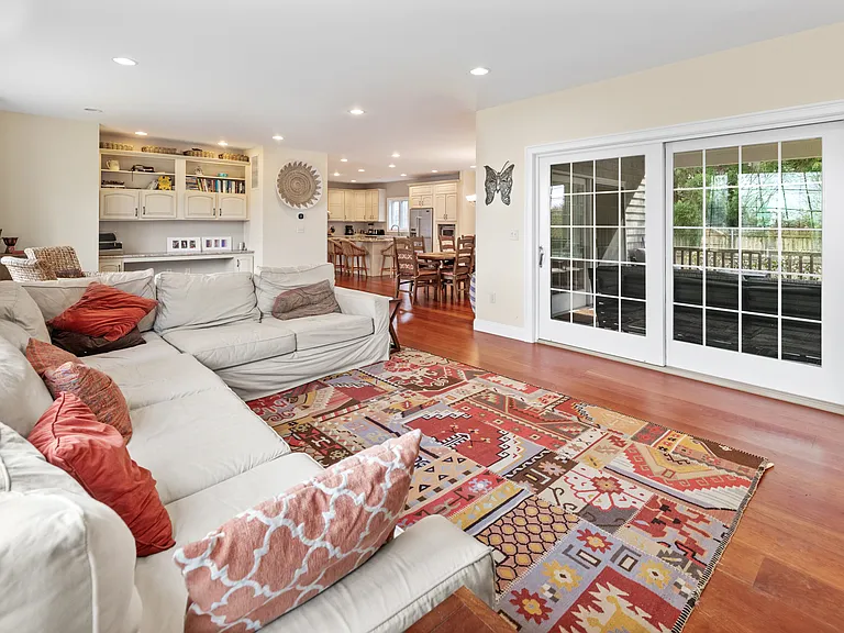 Hillside Dr W — Photo 16
