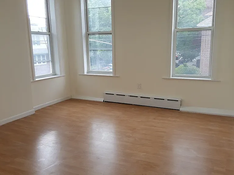 1499 E 15th St #3 — Photo 2