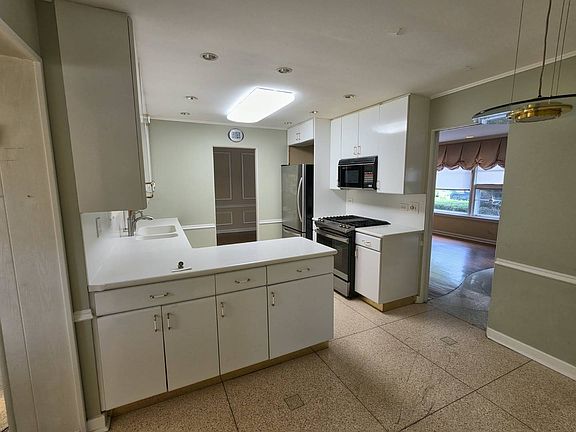 4th image of 8634 Drake Ave