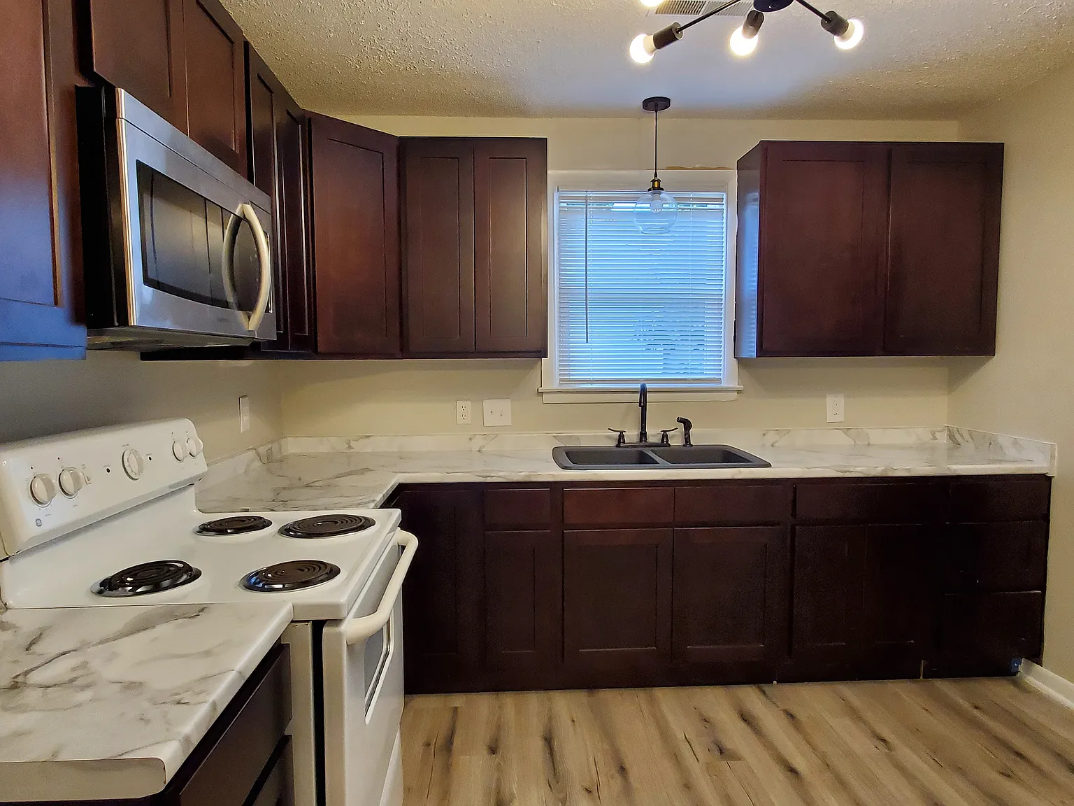 3 bed, 1302 sqft, $1,895 — Photo 2