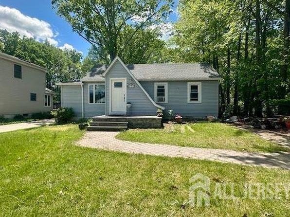 496 Calvert Rd, North Brunswick, NJ 08902