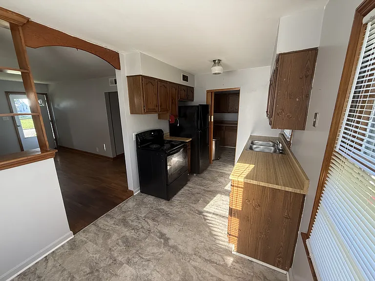 2913 Taylor Ave — Photo 3