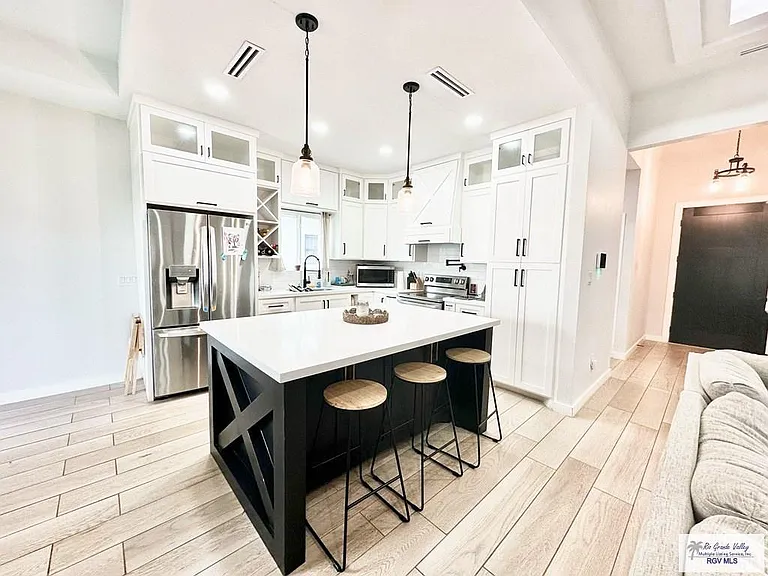 401 Tamarindo Ln — Photo 9