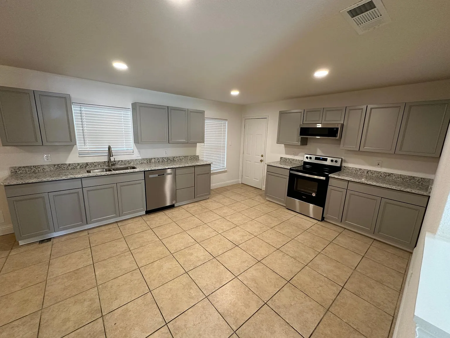4 bed, 1722 sqft, $1,995 — Photo 3