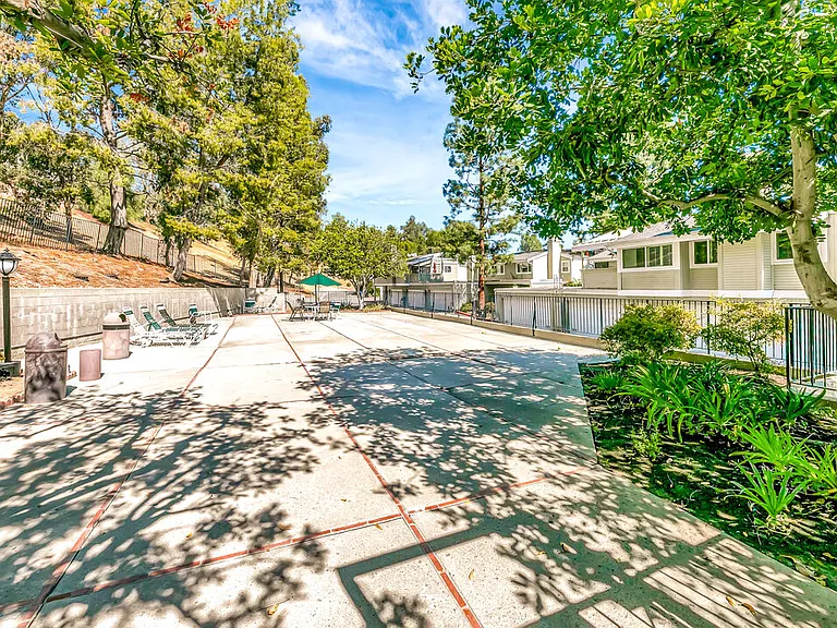 22135 Burbank Blvd #4 — Photo 38