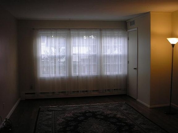 4th image of 44 Huguenot St
