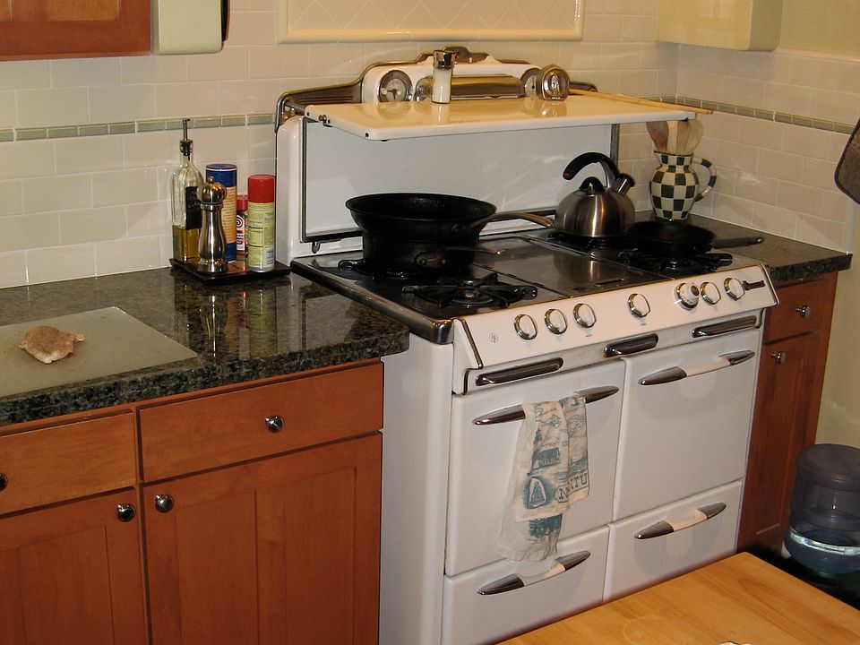 Upgraded Kitchen, Granite Counter Tops, Wet Bar