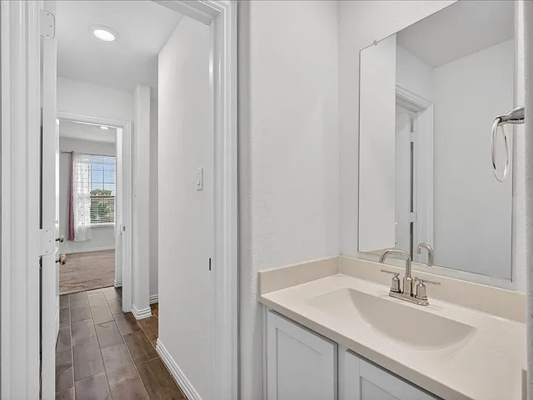 1501 Lake Grove Dr — Photo 8
