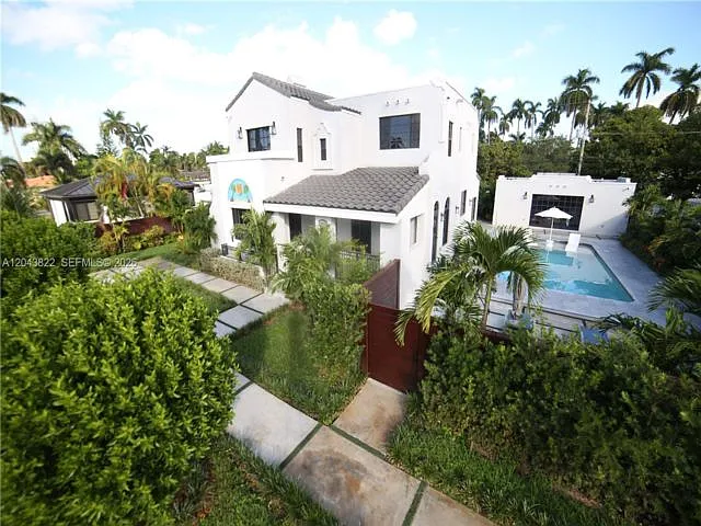1345 Hollywood Blvd — Photo 13