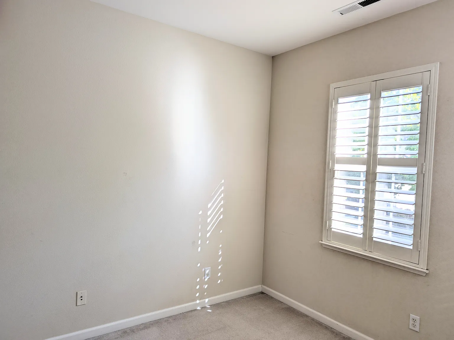 4 bed, 2.5 bath, 7702 sqft, $1,200 — Photo 1