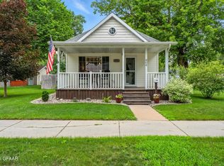 906 Oak St, Grand Forks, ND 58201
