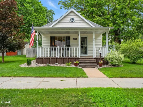 906 Oak St, Grand Forks, ND 58201