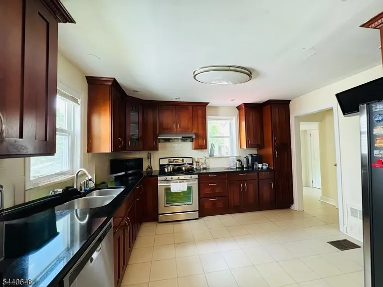 44 Greenwood Dr — Photo 5