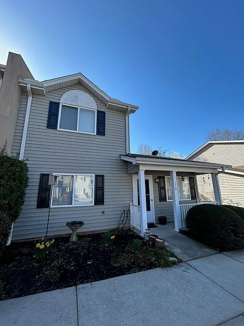 3 bed, 1300 sqft, $1,500 — Photo 1