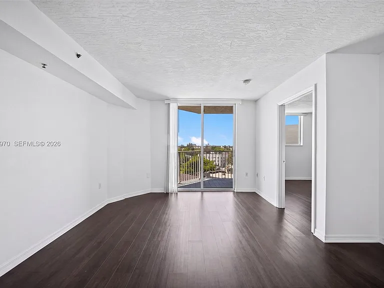 102 SW 6th Ave #605 — Photo 3