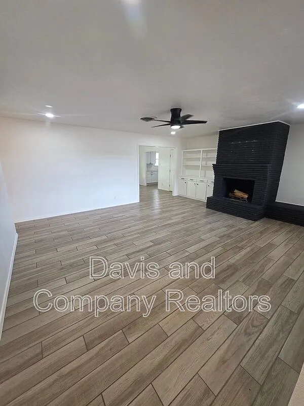 3 bed, 2.0 bath, 1409 sqft, $2,300 — Photo 3