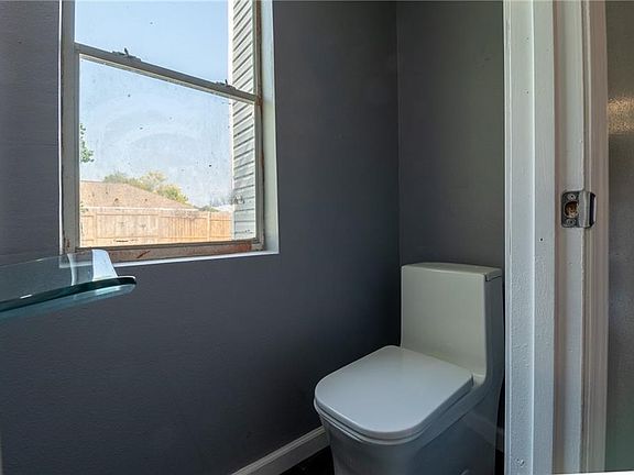 3rd image of 1000 Cole Ct