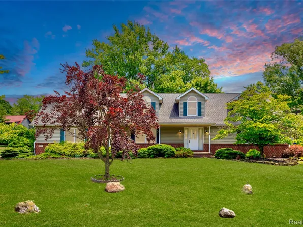 24535 Halley Crescent Dr, Grosse Ile, MI 48138
