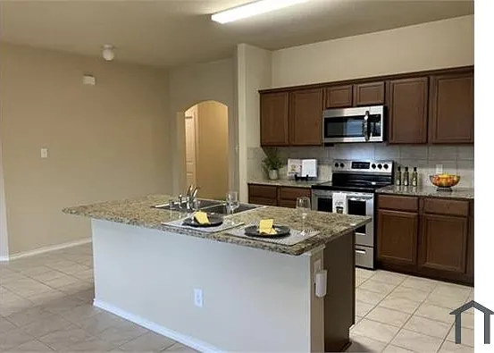 4 bed, 1750 sqft, $2,229 — Photo 3
