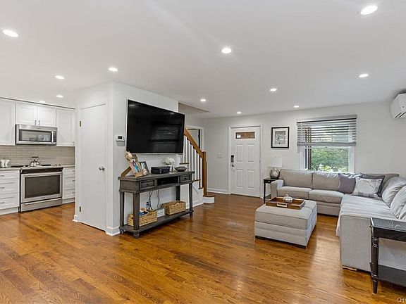 2nd image of 13 Woodcrest Ter