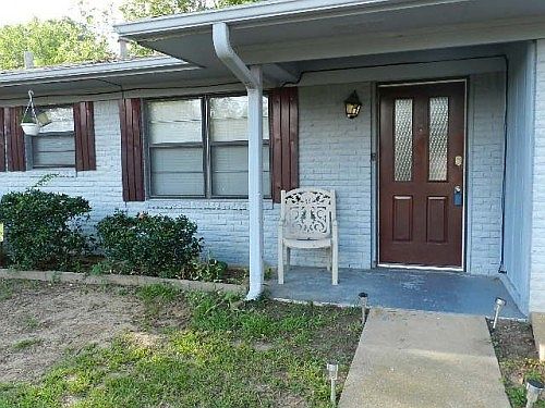 2nd image of 209 E Hillcrest St