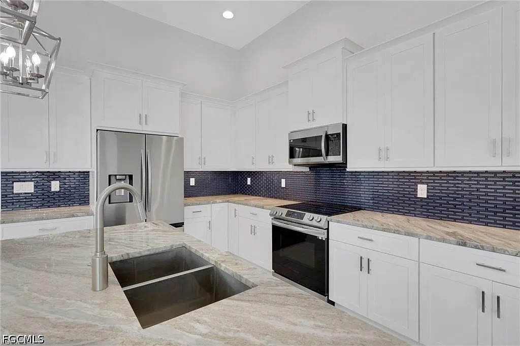 3 bed, 2.0 bath, 2273 sqft, $3,200 — Photo 2