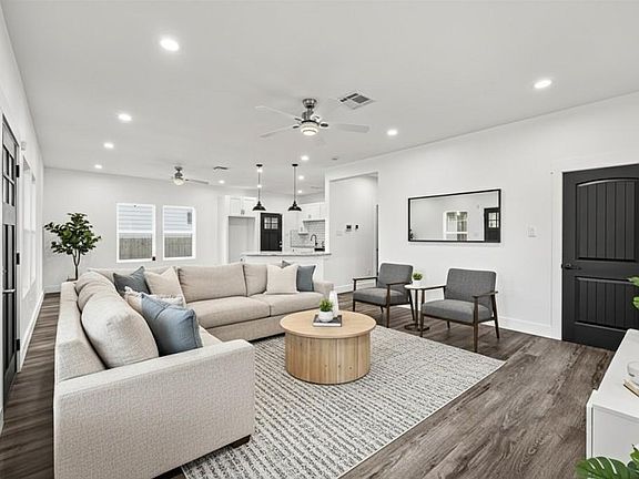 5th image of 2111 Chapman St