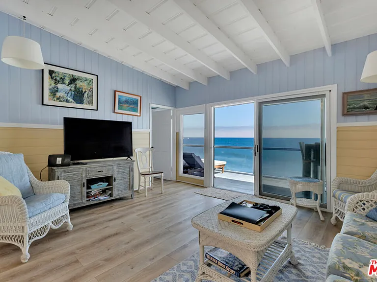 24528 Malibu Rd — Photo 16