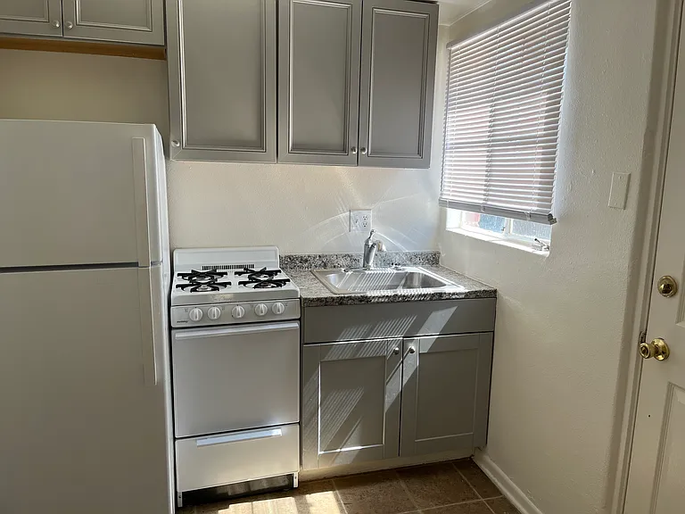 Spacious, Updated 1 Bedroom just 4 Blocks West of UNM — Photo 6