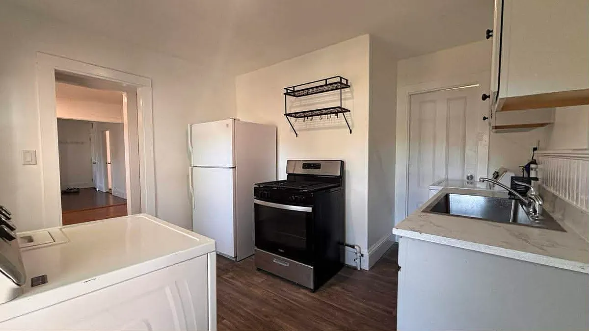 Building Photo - 93 Peirce St #2