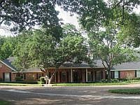 1st image of 815 Woodland West Dr