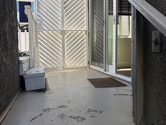 4th image of 429 1/2 Begonia Ave