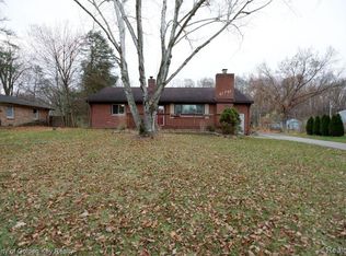 61761 Fairland Dr, South Lyon, MI 48178