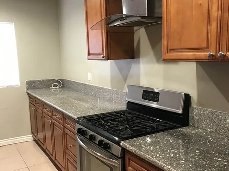 1827 S Barrington Ave #105 — Photo 8