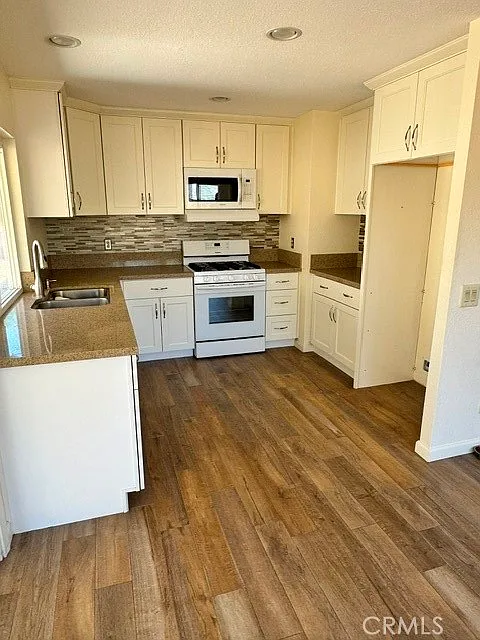 3 bed, 1110 sqft, $2,885 — Photo 3