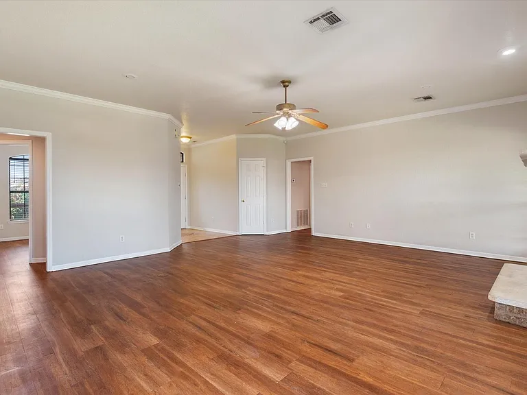 6104 Alexus Dr — Photo 2