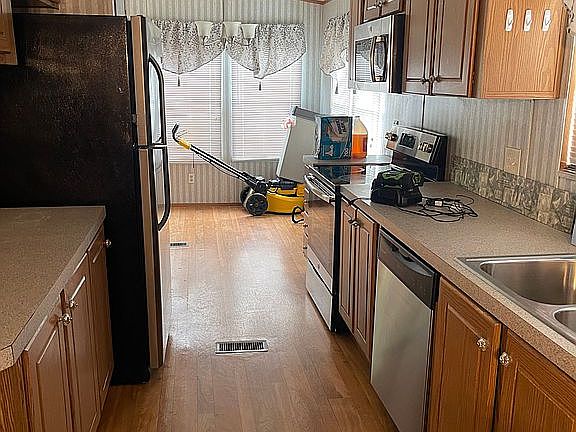 5th image of 800 Lexington St Trailer 28