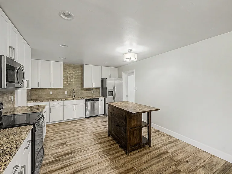 1028 W 19th St — Photo 11