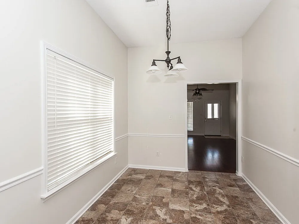 3 bed, 2.0 bath, 1199 sqft, $1,645 — Photo 4