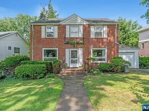 661 N Forest Dr, Teaneck, NJ 07666